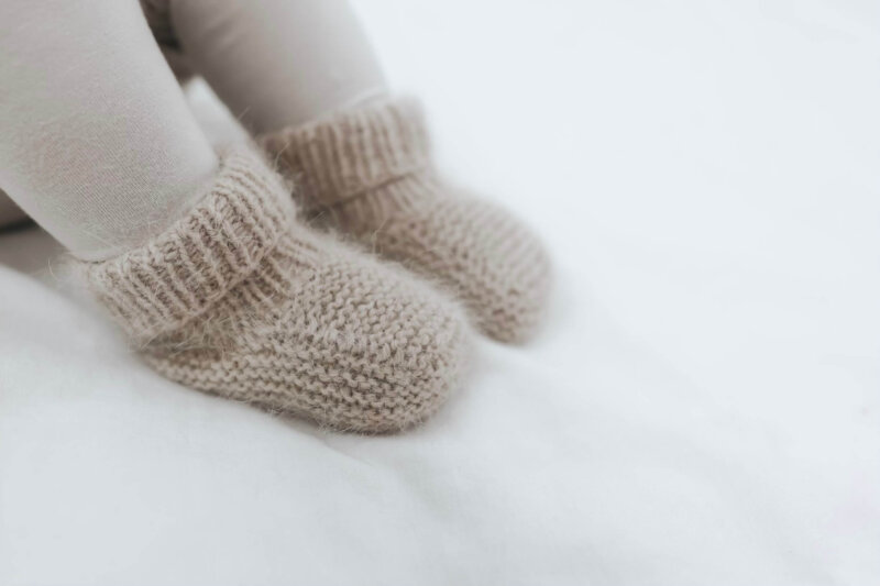 Babystrickschuhe beige – Bild 4