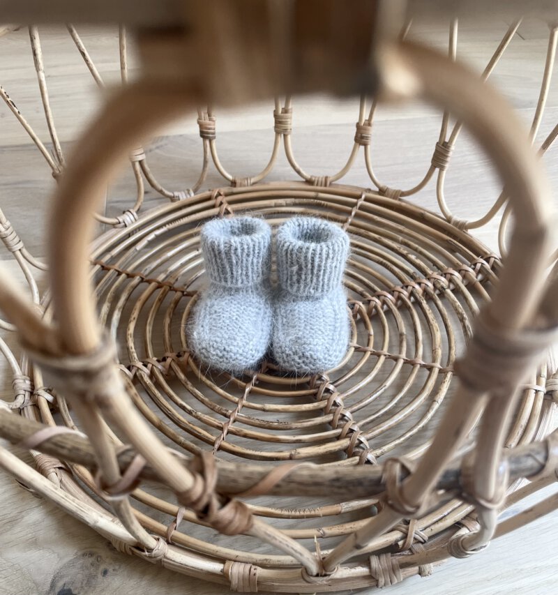 Babystrickschuhe hellgrau meliert – Bild 3