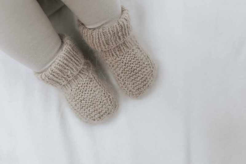 Babystrickschuhe beige – Bild 3