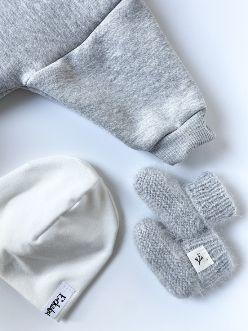 Babystrickschuhe hellgrau meliert – Bild 2